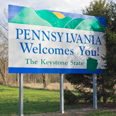 Welcome sign for Pennsylvania, highlighting it as the Keystone State.